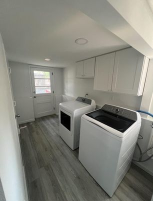 Interior, Recessed Lighting, Washer, Wood Texture Flooring