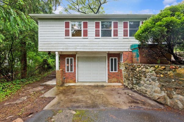 Attached, Exterior, Facade, Brick Facade, Raised Ranch