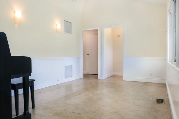 Empty room, Interior