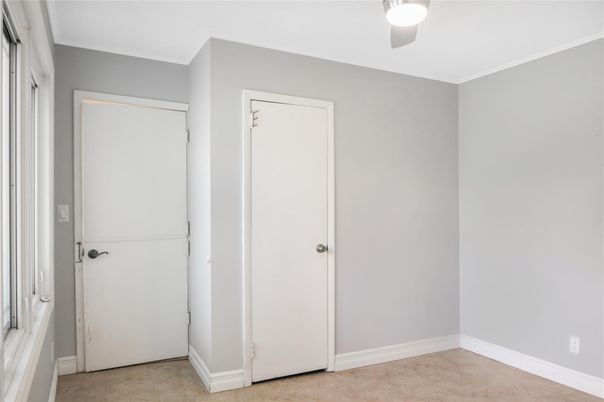 Empty room, Interior