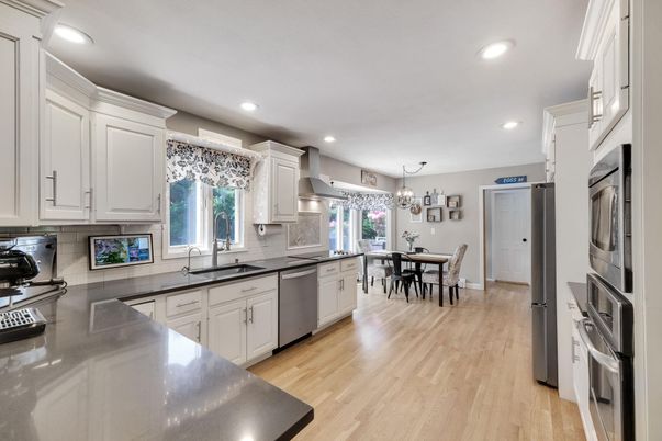 Chandelier, Dining room, Interior, Kitchen, Recessed Lighting, Stainless Steel Appliances, Wood Texture Flooring