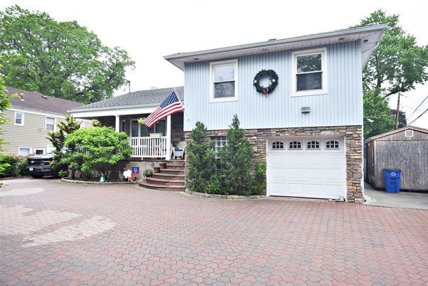 Attached, Exterior, Facade, Raised Ranch