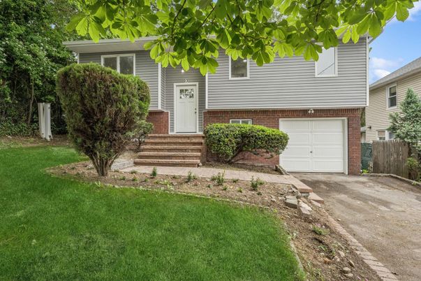 Attached, Exterior, Facade, Brick Facade, Raised Ranch