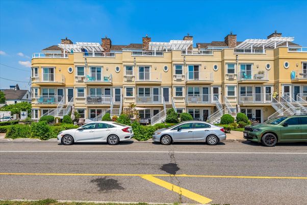 Exterior, Facade, Rowhouse