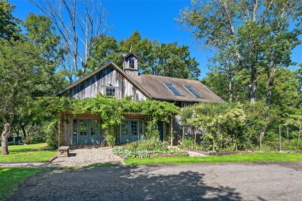 Exterior, Facade, Log Home