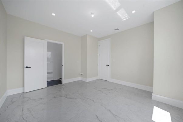 Empty room, Interior, Marble, Recessed Lighting