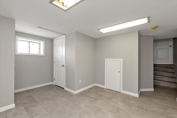 Empty room, Interior