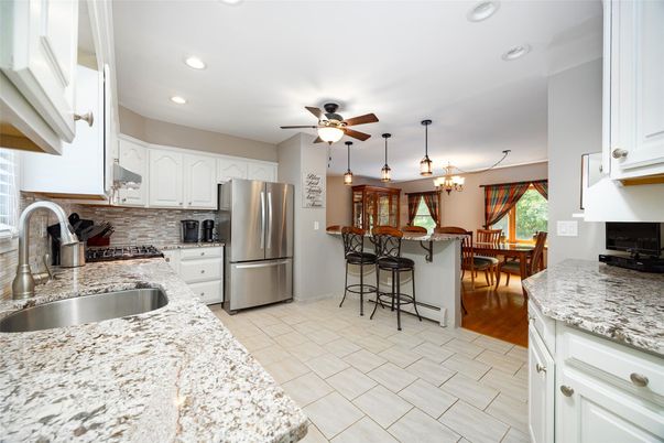 Chandelier, Dining room, Interior, Kitchen, Pendant Lights, Recessed Lighting, Stainless Steel Appliances