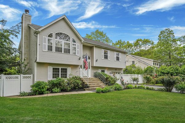 Exterior, Facade, Raised Ranch