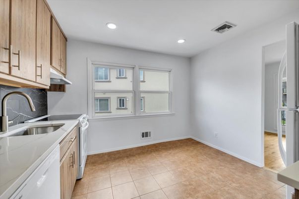 Interior, Kitchen, Recessed Lighting, Washer
