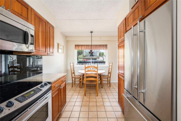Dining room, Interior, Kitchen, Pendant Lights, Stainless Steel Appliances