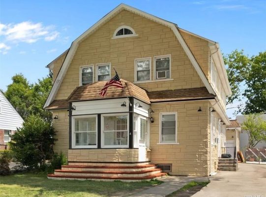 Exterior, Facade, Queen Anne Victorian