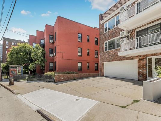 Attached, Exterior, Facade, Brick Facade, Rowhouse