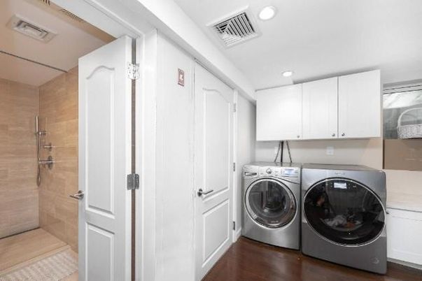 Interior, Recessed Lighting, Washer, Wood Texture Flooring