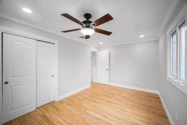Empty room, Interior, Recessed Lighting, Wood Texture Flooring