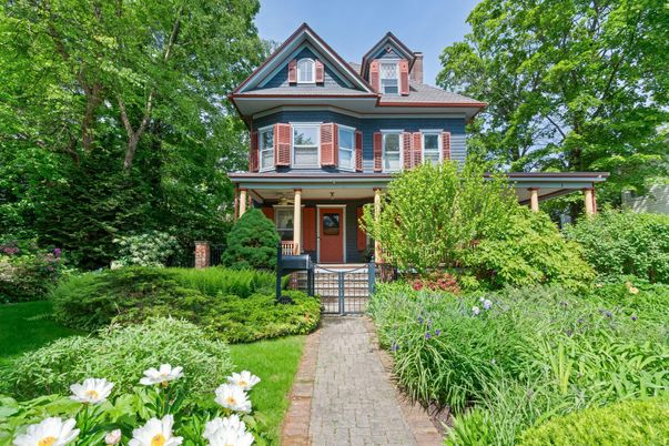 Exterior, Facade, Queen Anne Victorian
