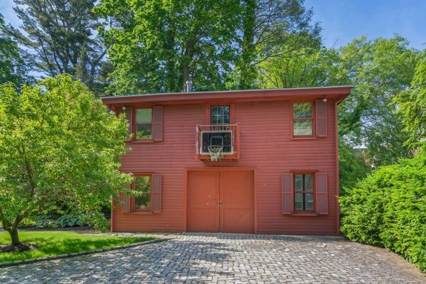 Exterior, Facade, Raised Ranch