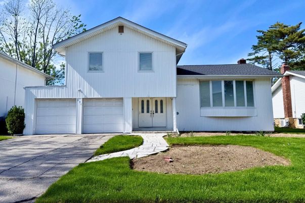 Attached, Exterior, Facade, Farmhouse