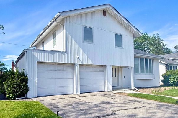 Attached, Exterior, Facade, Farmhouse