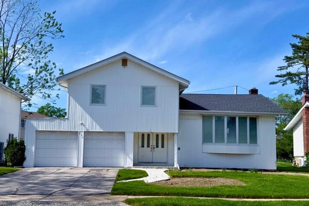 Attached, Exterior, Facade, Farmhouse