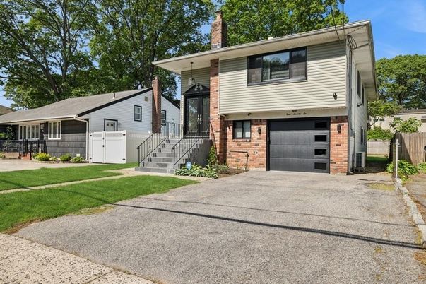 Attached, Exterior, Facade, Brick Facade, Raised Ranch