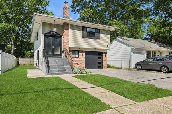 Attached, Exterior, Facade, Brick Facade, Raised Ranch