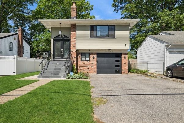 Attached, Exterior, Facade, Brick Facade, Raised Ranch