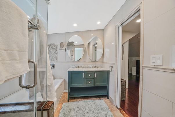 Bathroom, Interior, Recessed Lighting