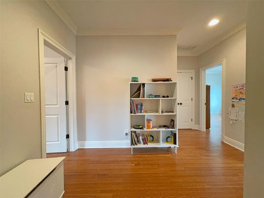 Interior, Recessed Lighting, Wood Texture Flooring