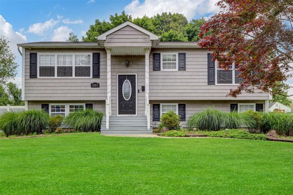 Exterior, Facade, Raised Ranch