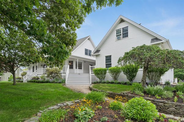 Exterior, Facade, Farmhouse