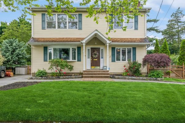Exterior, Facade, American Foursquare