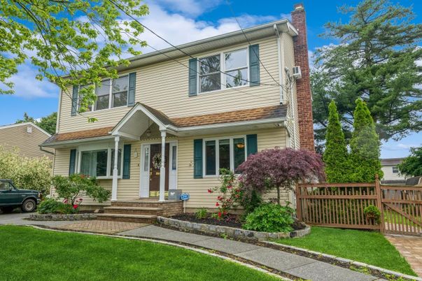 Exterior, Facade, American Foursquare