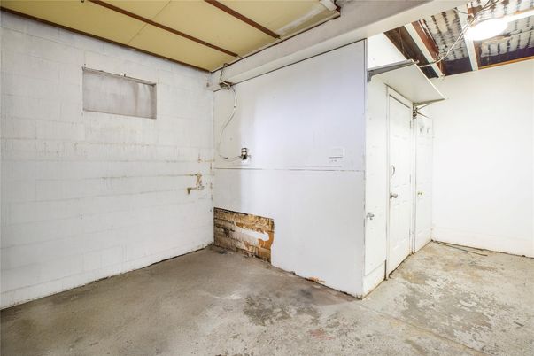 Empty room, Interior