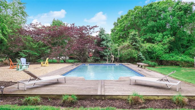Exterior, Playground, Pool