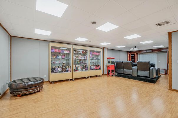 Interior, Recessed Lighting, Wood Texture Flooring