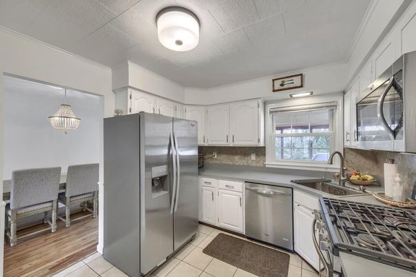 Dining room, Interior, Kitchen, Pendant Lights, Stainless Steel Appliances, Wood Texture Flooring
