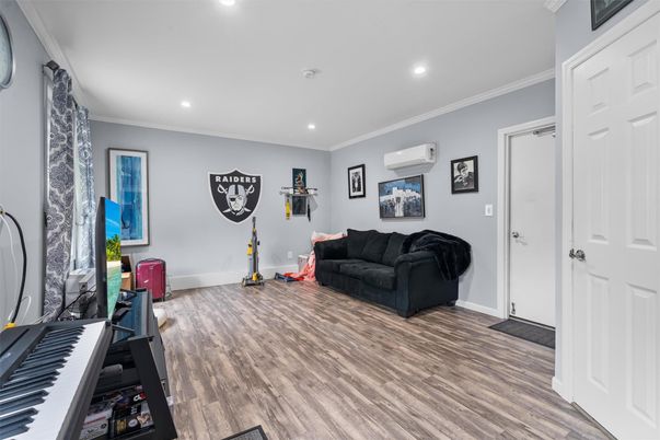 Fitness Equipment, Interior, Piano, Recessed Lighting, Wood Texture Flooring