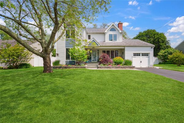 Attached, Exterior, Facade, Cape Cod