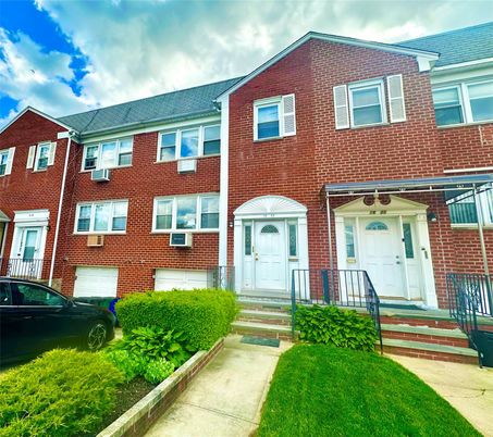 Exterior, Facade, Brick Facade, Rowhouse