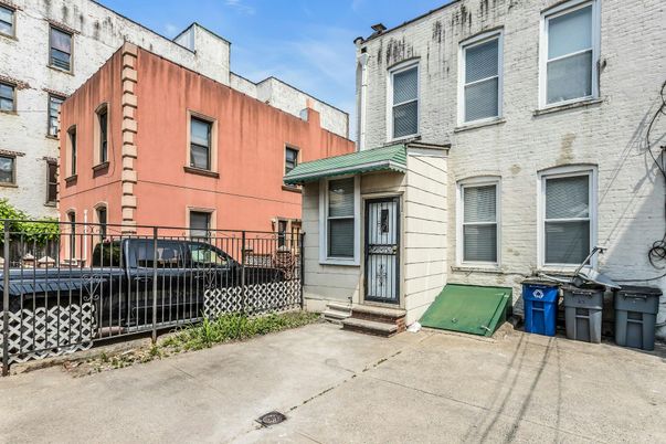 Exterior, Facade, Rowhouse