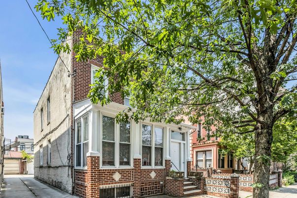 Exterior, Facade, Rowhouse