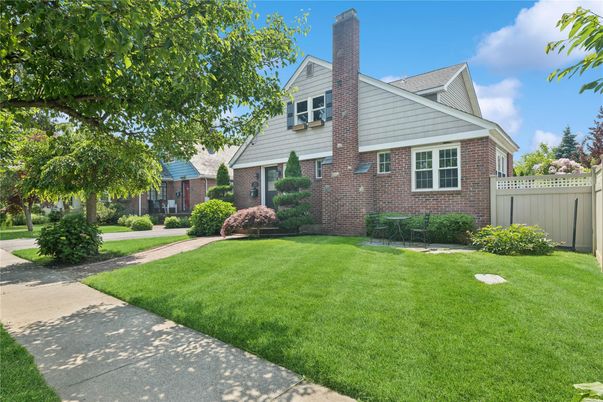Backyard, Exterior, Facade, Brick Facade, Brick Traditional