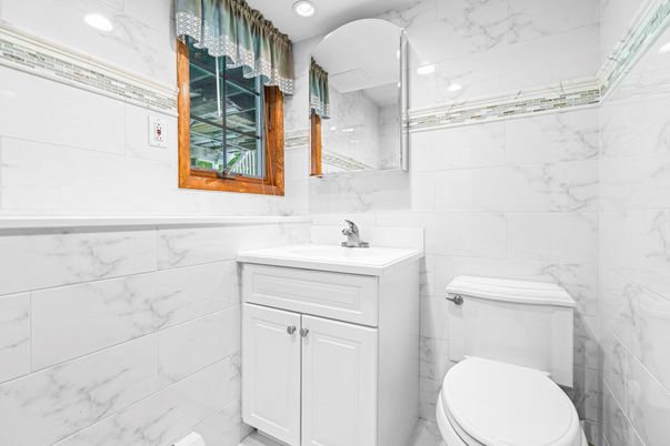 Bathroom, Interior, Marble Walls, Recessed Lighting