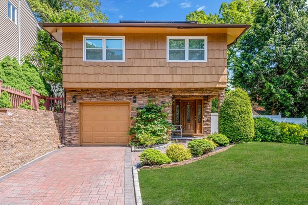 Attached, Exterior, Facade, Brick Facade, American Foursquare