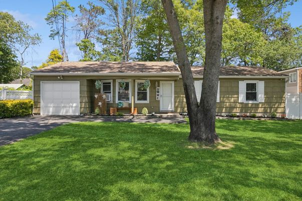 Attached, Exterior, Facade, Ranch