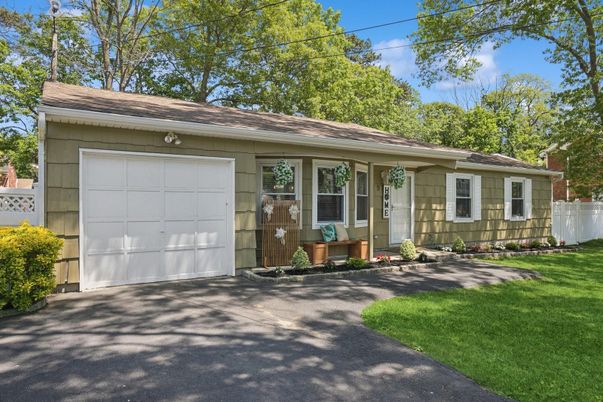 Attached, Exterior, Facade, Ranch