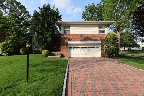 Attached, Exterior, Facade, Brick Facade, Split Level