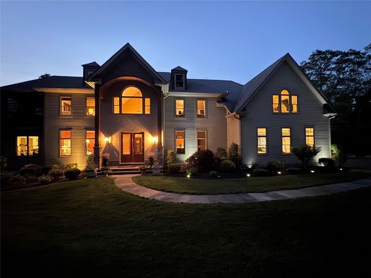 Exterior, Facade, Farmhouse