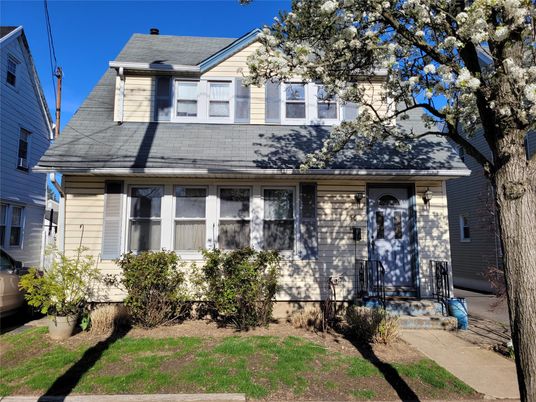 Exterior, Facade, Cape Cod
